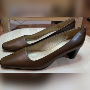 TALBOTS | BROWN LEATHER PUMPS | SIZE 6.5 M
